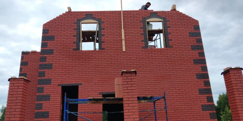 Возведение стен из кирпича при строительстве дома